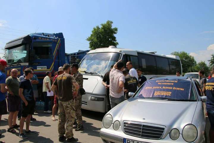 На Івано-Франківщині активісти продовжили блокування доріг з вимогою їх ремонту