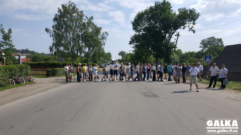 На Косівщині та Надвірнянщині сотні людей перекрили дорогу – вимагають ремонту (ФОТОФАКТ, ВІДЕО)