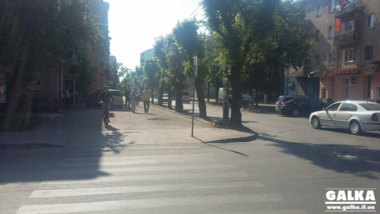 На Бельведерській дівчина на Мерседесі вчинила ДТП, яка ледь не закінчилося трагедією (ФОТО)