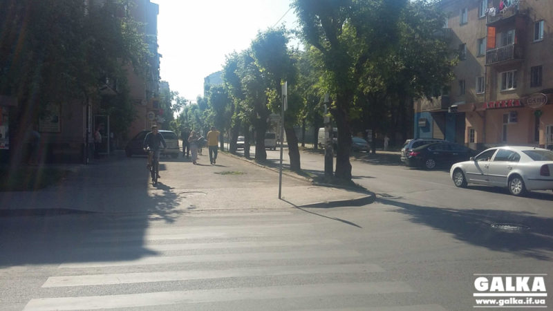 На Бельведерській дівчина на Мерседесі вчинила ДТП, яка ледь не закінчилося трагедією (ФОТО)
