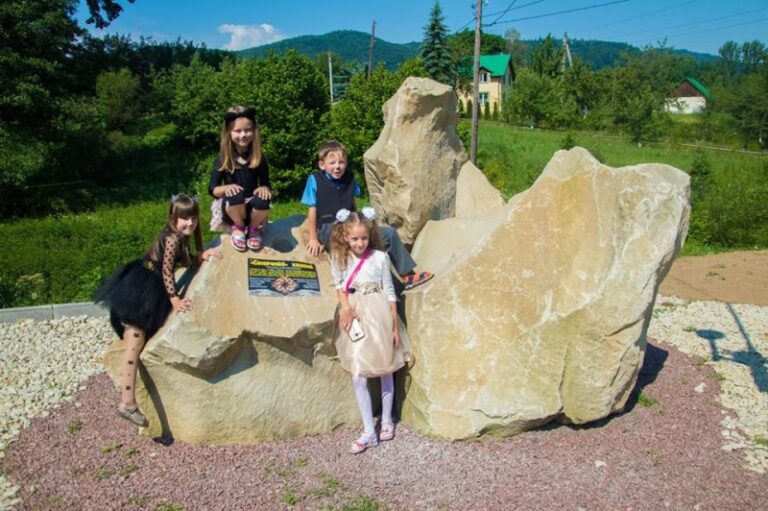 “Сонячний камінь” та дитмайданчик відкрили на Долинщині (ФОТО)