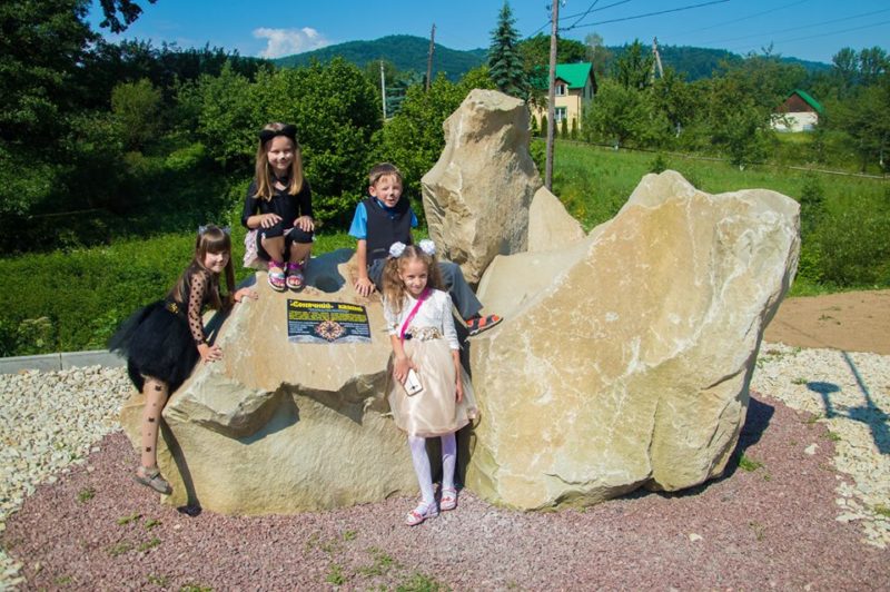 “Сонячний камінь” та дитмайданчик відкрили на Долинщині (ФОТО)