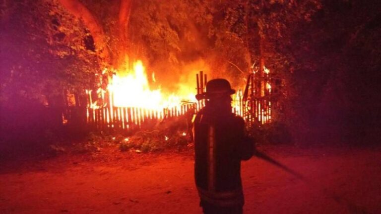 У Франківську горіла трава поблизу житлового будинку та стихійне сміттєзвалище