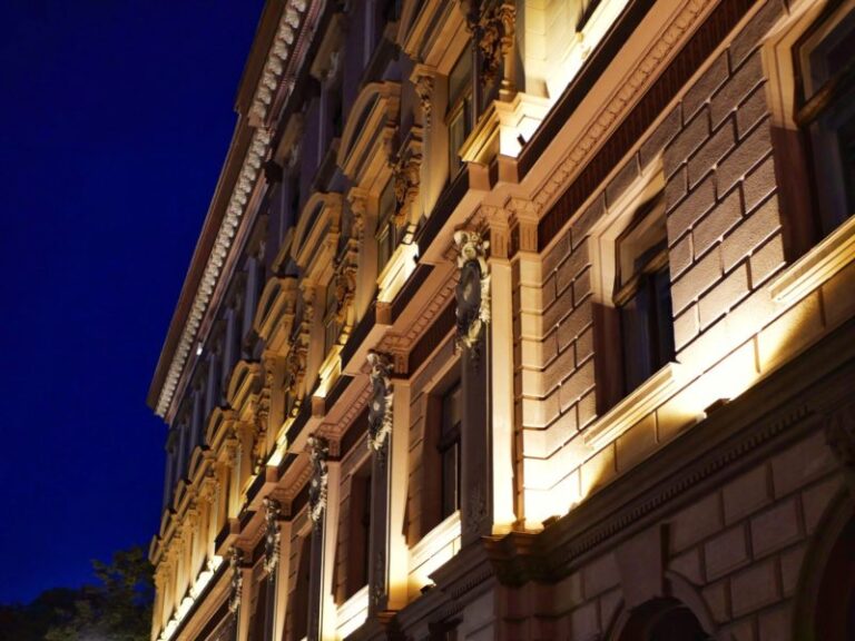 Один з найкрасивіших будинків міста отримав нову вечірню підсвітку (ФОТО)