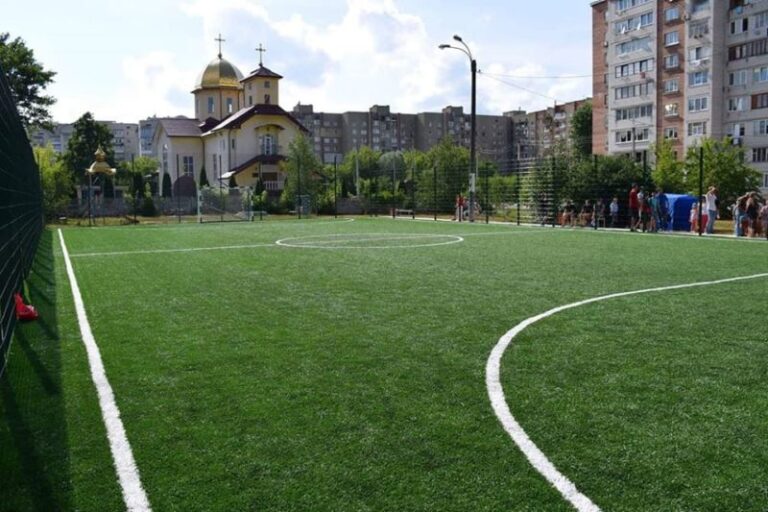 У франківському сквері відкрили футбольне поле (ФОТО)