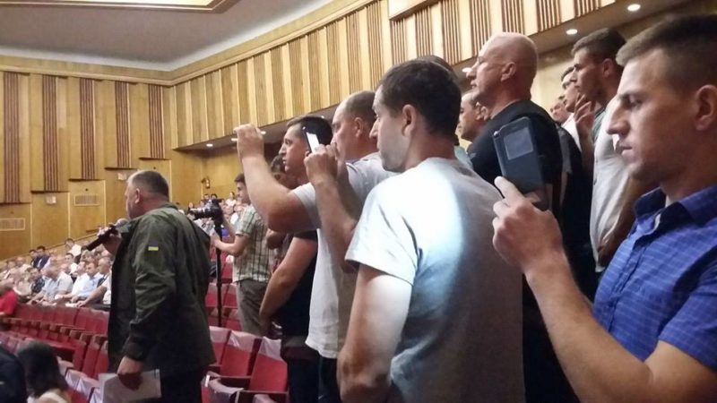 Обурені учасники блокування дороги в Делятині прийшли на нараду в ОДА, емоції взяли гору
