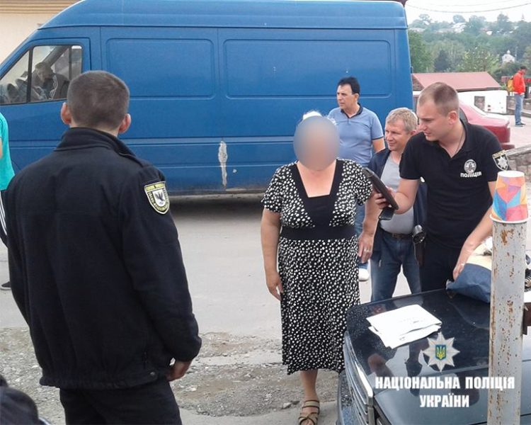 На ринку старша жінка вкрала гаманець у прикарпатки (ФОТО)