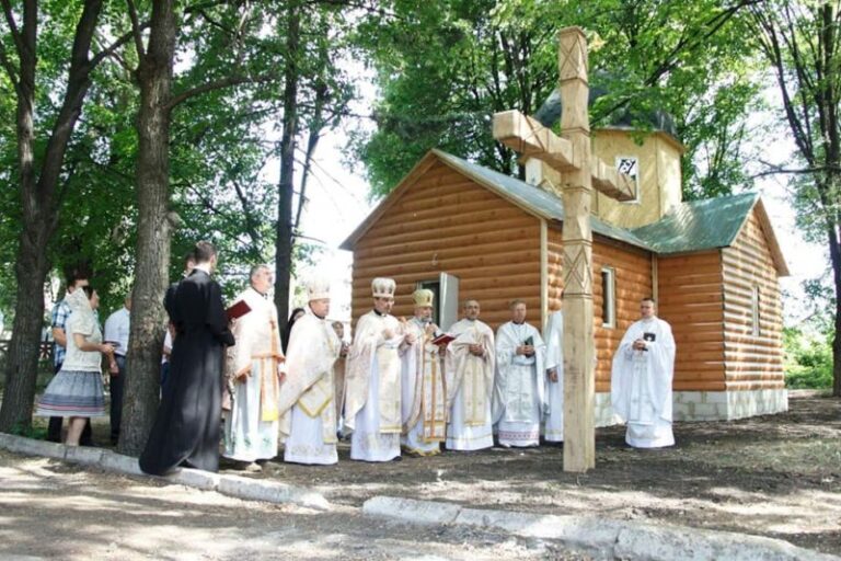 У Волновасі вандали пошкодили капличку, яку допомагав будувати Франківськ