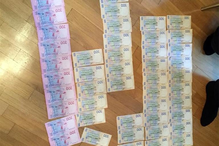 У Франківську посадовець попався на хабарі у 20 тисяч гривень