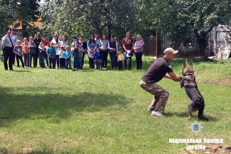 Прикарпатська поліція організувала для дітей екскурсію у кінологічний центр (ФОТО)