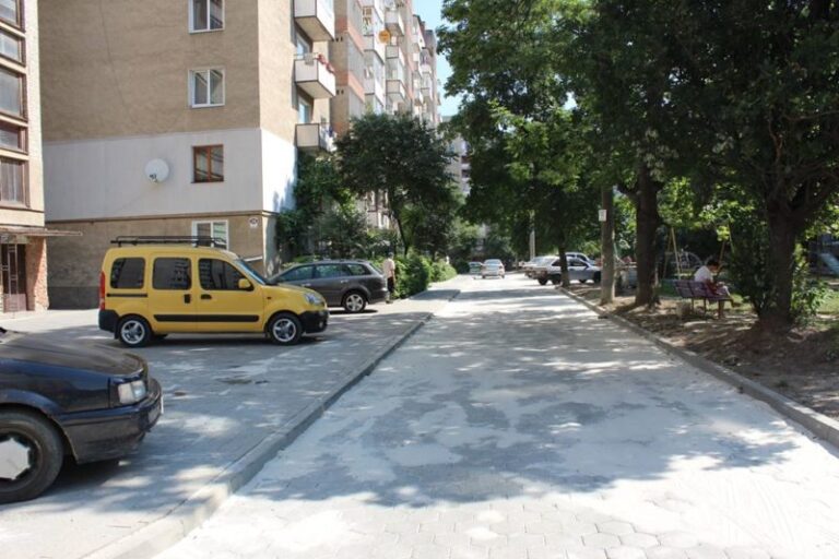 На Пасічній триває капітальний ремонт великого двору (ФОТО)