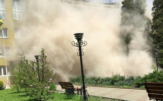 У Коломиї знову обвалилась частина будівлі коледжу (ВІДЕО)