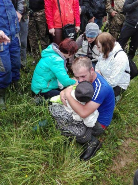 Чотирирічний хлопчик, котрого цілу ніч шукали близько 300 прикарпатців у лісі, спав під деревом (ФОТО)