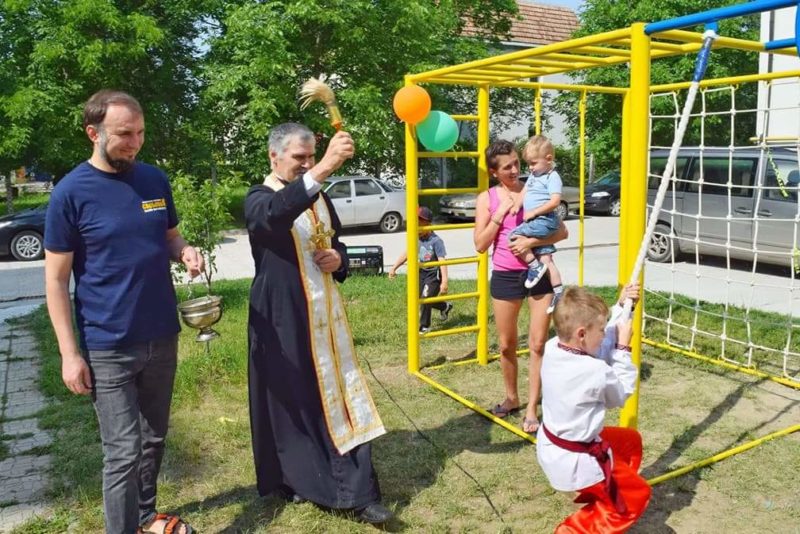 У Микитинцях встановили новий дитячий майданчик (ФОТО)