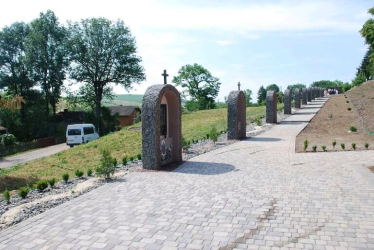 У прикарпатському селі освятили Хресну Дорогу (ФОТО)