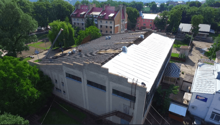 На культурно-спортивних будівлях Снятина почали ремонтувати дах (ФОТО)