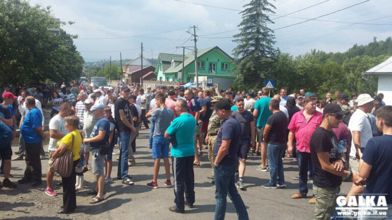 Ми вже всі ситі. У Делятині продовжують блокувати дорогу державного значення (ФОТО, ВІДЕО)