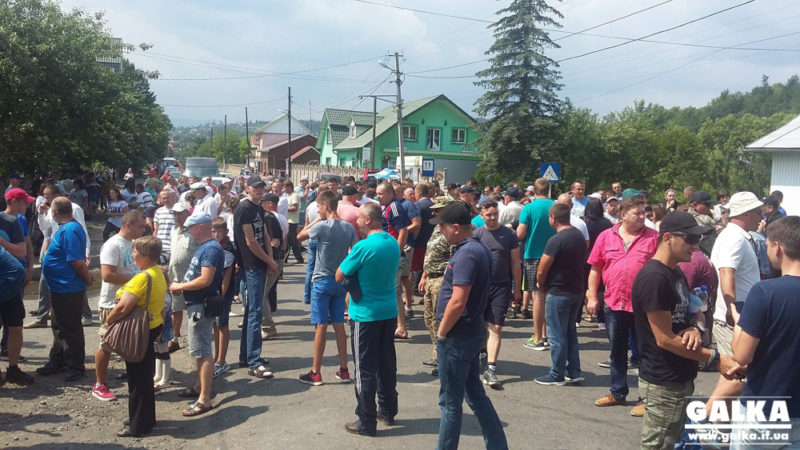 Ми вже всі ситі. У Делятині продовжують блокувати дорогу державного значення (ФОТО, ВІДЕО)