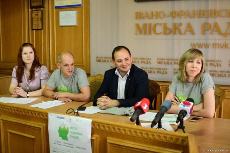 Кольоровий забіг, святкові локації та концерт. Як франківці відзначатимуть День молоді