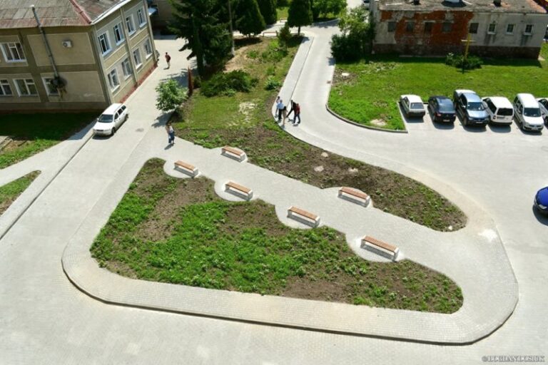 У Франківську облаштовують новий двір між двома лікарнями (ФОТО)