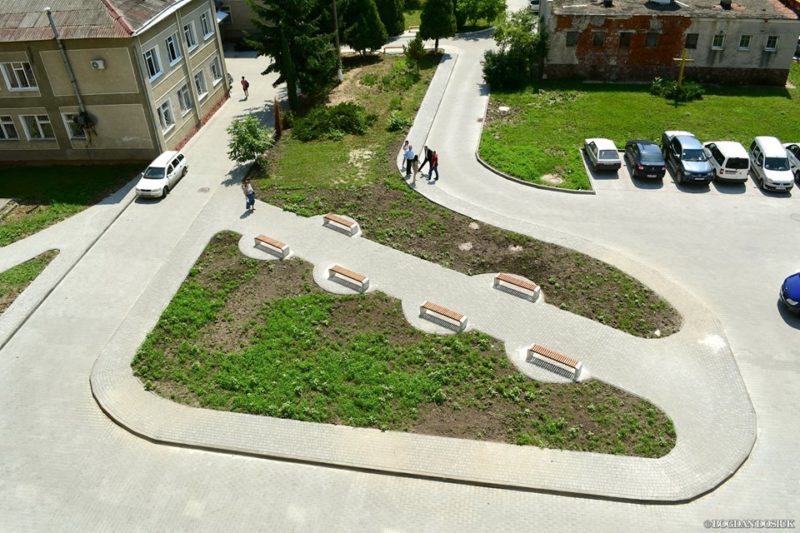 У Франківську облаштовують новий двір між двома лікарнями (ФОТО)