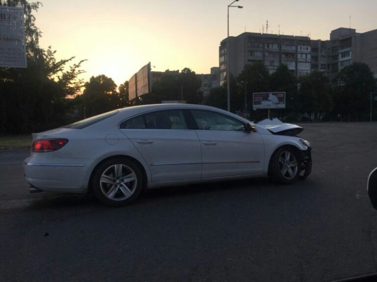 Удосвіта на кільці Мазепи п’яний водій розбив машину та зніс дві електроопори (ФОТО)
