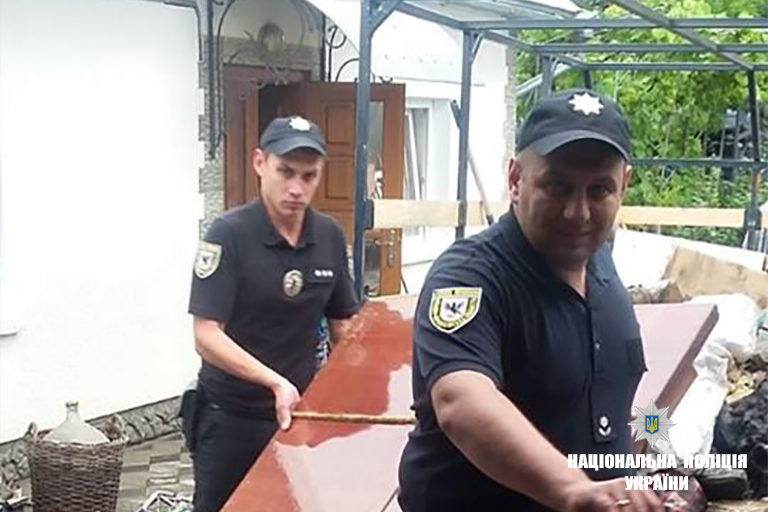 Снятинські поліцейські ліквідовують наслідки стихії (ФОТО)