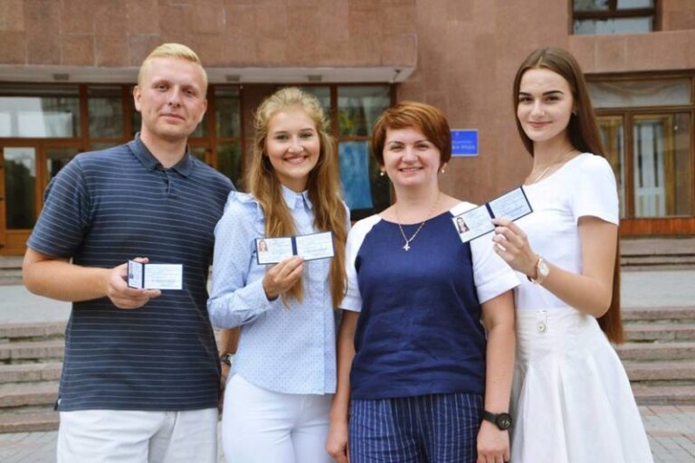 В Івано-Франківську випускники школи депутата місцевої ради отримали посвідчення помічників-консультантів (ФОТО)