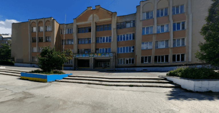 На території однієї з франківських шкіл замінять покриття парадної площі (ФОТО)