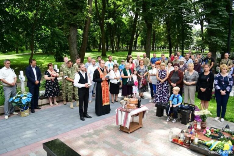 Франківці поклали квіти до могили загиблого майора Юрія Барана (ФОТО)