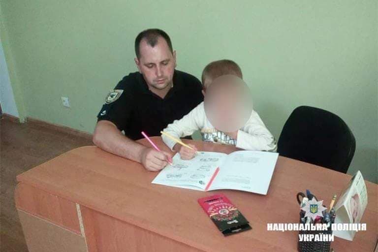 У Коломиї хлопчик не міг розбудити на вулиці п’янючого батька, згодом “напилася” й мама