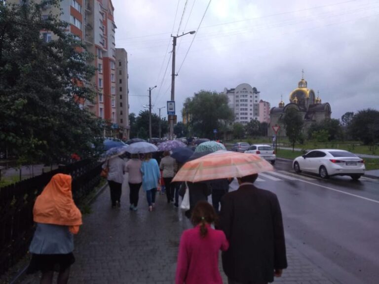 Обурені мешканці Хіміків-Тролейбусна перекрили Галицьку – до них не прийшов мер (ФОТО, ВІДЕО, ОНОВЛЕНО)