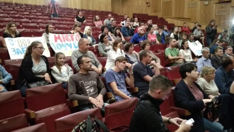 “Ми намагаємося знайти компроміс”. Марцінків зустрівся з мешканцями Пасічної, котрі перекривали дорогу (ФОТО, ВІДЕО)