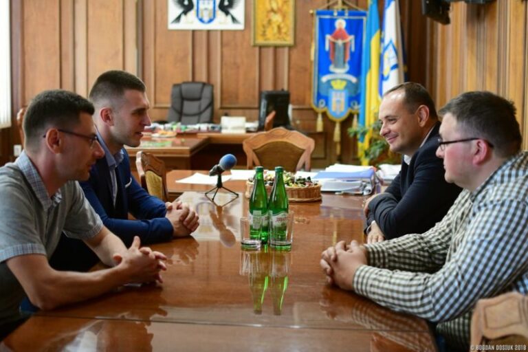 Виробники білоруських тролейбусів розповіли Марцінківу, коли їх можна чекати у Франківську (ФОТО)