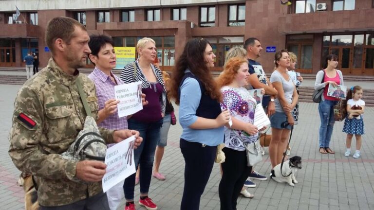 “Ні евтаназії!” У Франківську вимагали відмовитися від “усипляння” безпритульних собак (ФОТО)