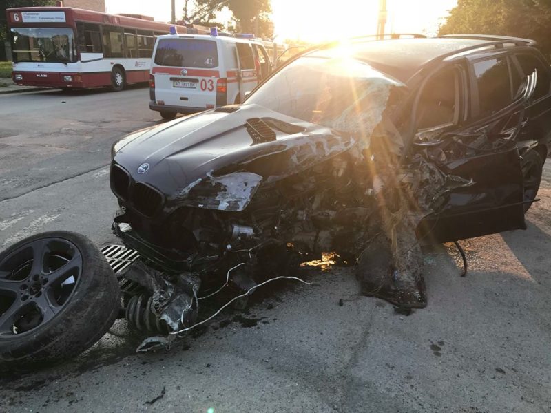 В Івано-Франківську джип влетів у припаркований тролейбус (ФОТО)