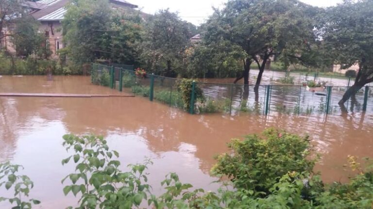 Болехів затоплює: Прикарпатці в мережі діляться фотографіями та відео