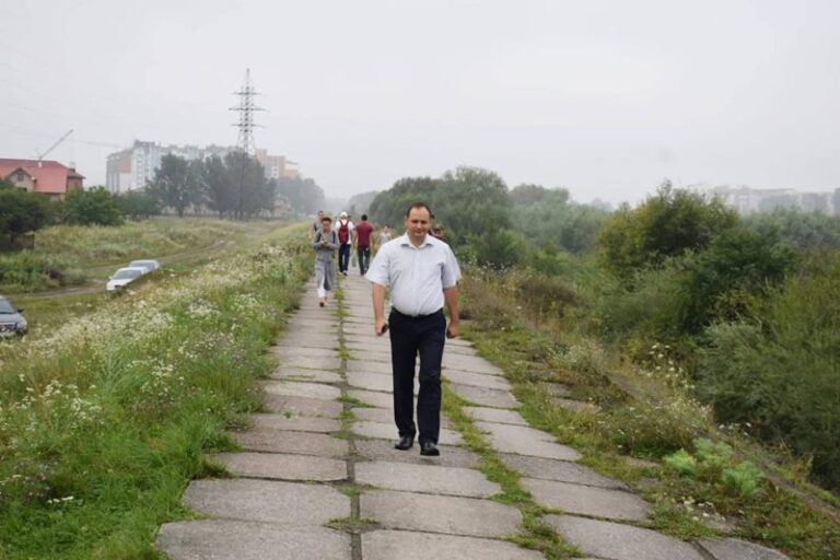 Стихія не обирає, – міський голова звітує про укріплення дамби (ФОТО)