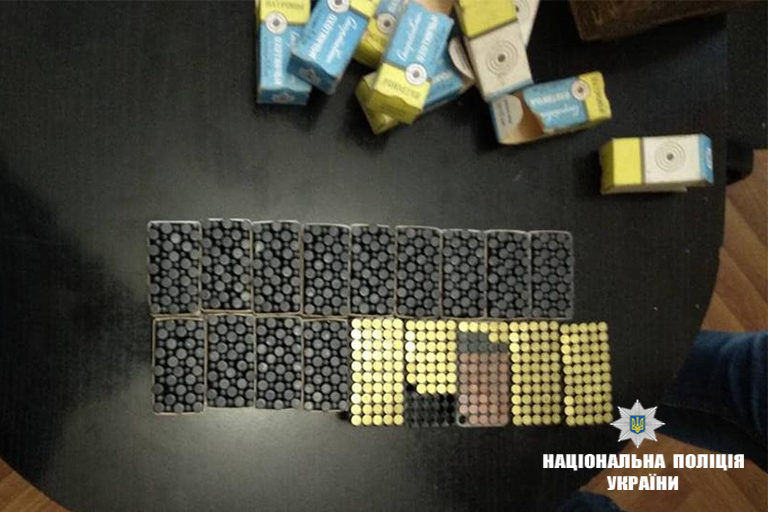 На Надвірнянщині у чоловіка під час обшуку виявили майже 900 боєприпасів (ФОТО)
