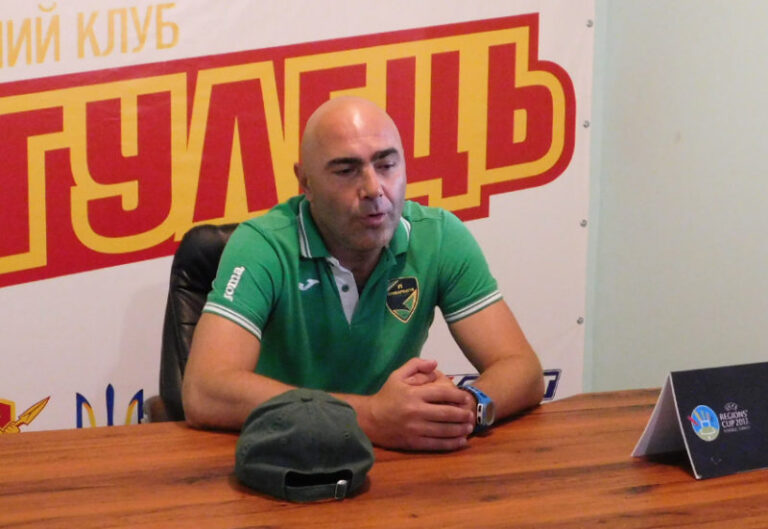 Футбол грають ногами, але думають головою, – тренер “Прикарпаття” про три вилучення і поразку (ВІДЕО)