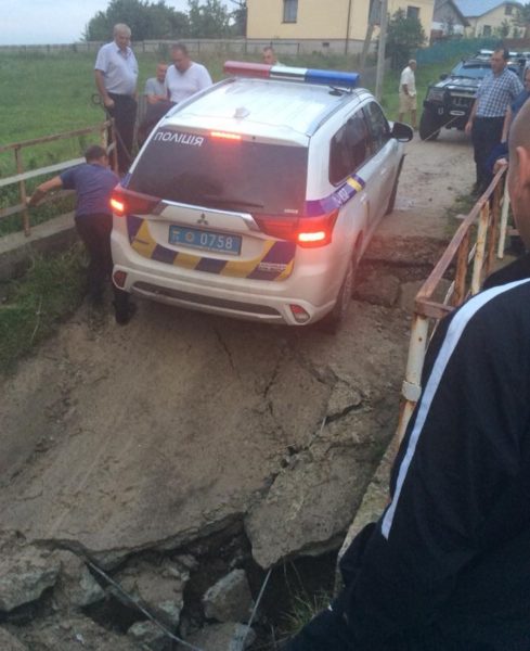 На Прикарпатті провалився міст разом з автівкою поліціянтів (ФОТОФАКТ)