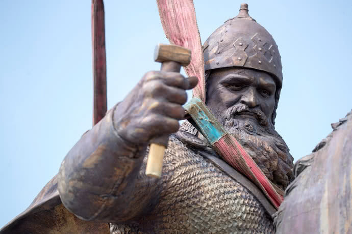 У Києві встановлюють 11-метровий пам’ятник Іллі Муромцю, який створили за образом Вірастюка (ФОТО, ВІДЕО)