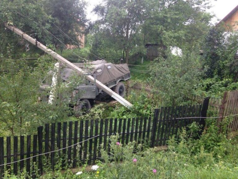 На Прикарпатті вантажівка з’їхала на приватне подвір’я (ФОТО)