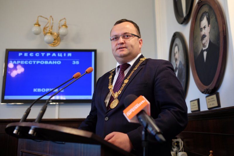 Мера Чернівців відправили у відставку, а для відставки мера Конотопа не вистачило одного голосу