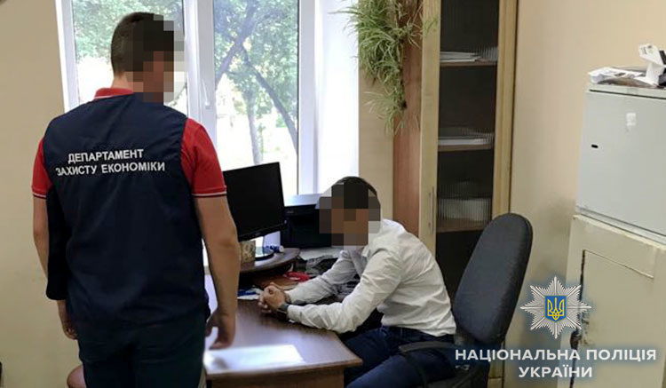 На Прикарпатті на хабарі “погорів” начальник ЦНАПу (ФОТО)