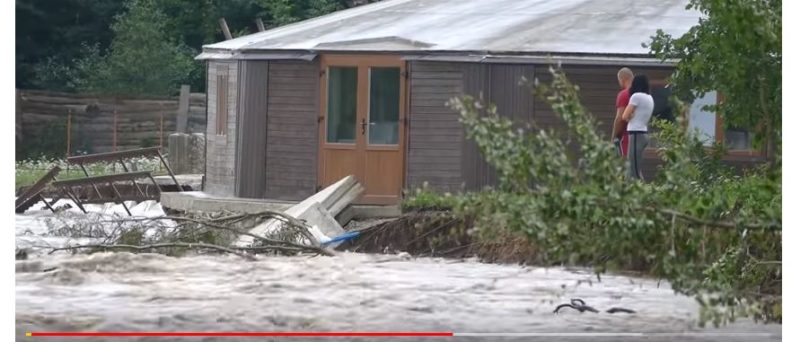 На Прикарпатті негода підтопила понад півсотні будинків, пошкодила шість мостів і десятки кілометрів доріг