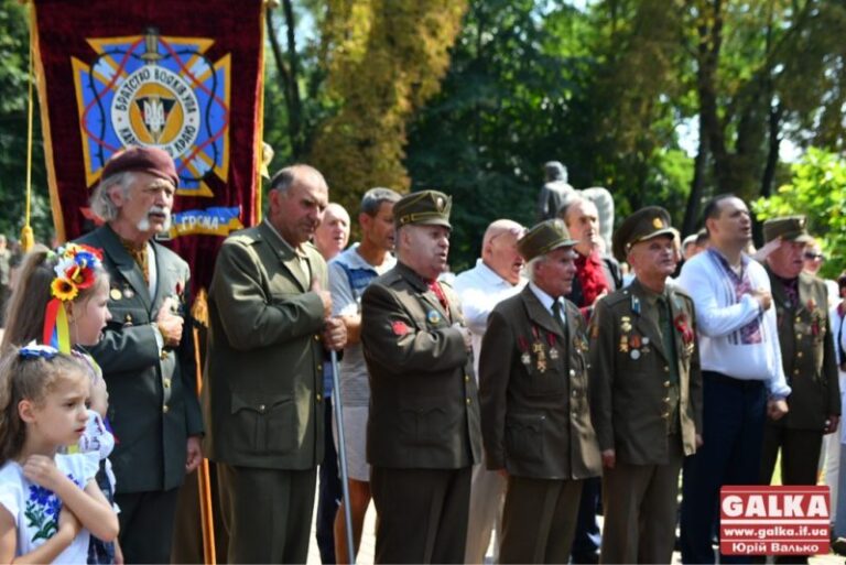 У Франківську молитвою і квітами вшанували полеглих за волю України (ФОТО)