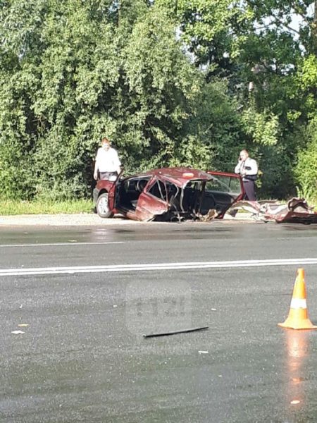 На Тисмениччині зіштовхнулися дві автівки: від удару “Гольф” розірвало навпіл (ФОТО, ОНОВЛЕНО)