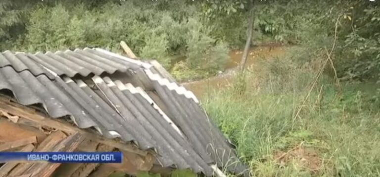 У місті Косів будинки людей опинились над прірвою (ВІДЕО)
