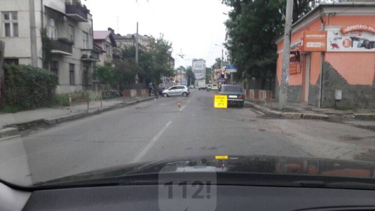 Розбите авто на Бандери нікому забрати, – поліція